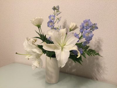 いただいたお花をテーブルに置いてみたら、部屋が華やぎました。